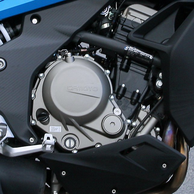 CF Moto pravá strana